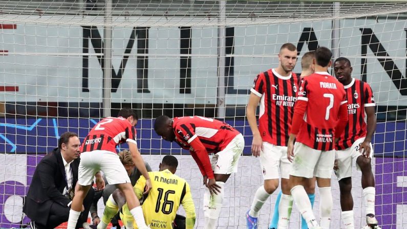 Le gardien de l'AC Milan et de l'équipe de France Mike Maignan est sorti sur blessure au début de la seconde période du match de Ligue des champions opposant son équipe à Liverpool, mardi. (Photo : Marco Luzzani/Getty Images)