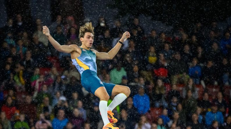 Le perchiste phénomène Mondo Duplantis termine l'année 2024 invaincu après une quinzième et dernière victoire en finale de Ligue de diamant à Bruxelles vendredi soir, avec un saut à 6,11 m. (Photo : FABRICE COFFRINI/AFP via Getty Images)