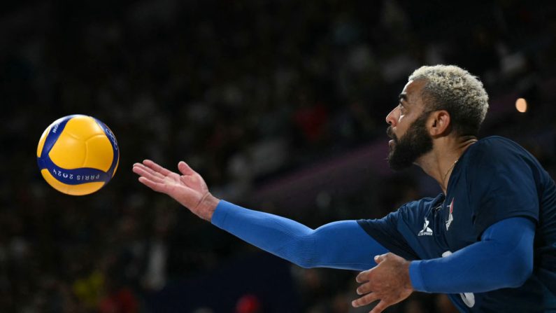 La star des Bleus doubles champions olympiques en titre, Earvin Ngapeth, s'est engagé jeudi à la surprise générale avec Poitiers, son club de coeur, après 13 ans passés à l'étranger. (Photo : MAURO PIMENTEL/AFP via Getty Images)