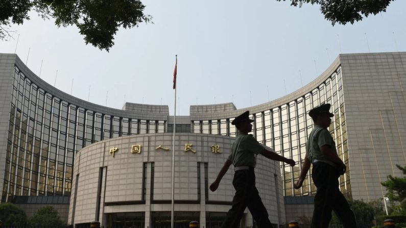 Des forces de police paramilitaires patrouillent devant la Banque populaire de Chine, la banque centrale de Chine, à Pékin, le 8 juillet 2015. (Greg Baker/AFP via Getty Images)