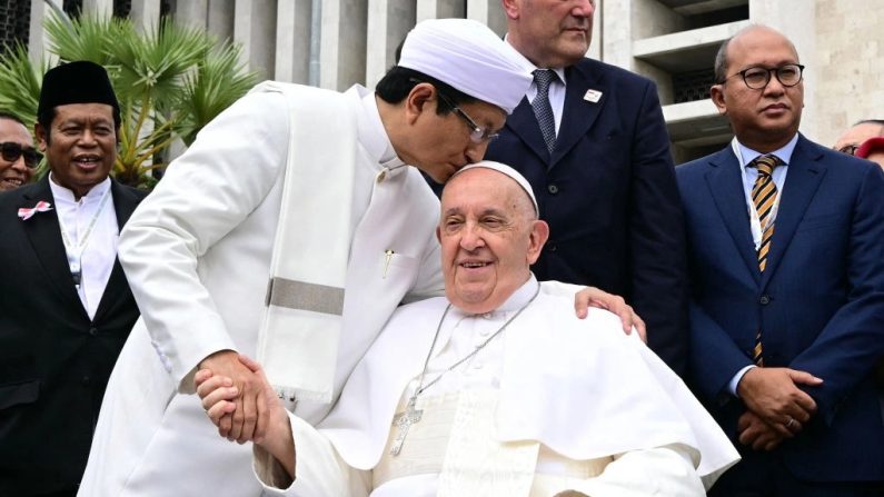 Le grand imam de la mosquée Istiqlal, Nasaruddin Umar (à gauche), serre la main du pape François après une réunion interreligieuse avec des chefs religieux à la mosquée Istiqlal de Jakarta, le 5 septembre 2024. (Tiziana Fabi/POOL/AFP via Getty Images)