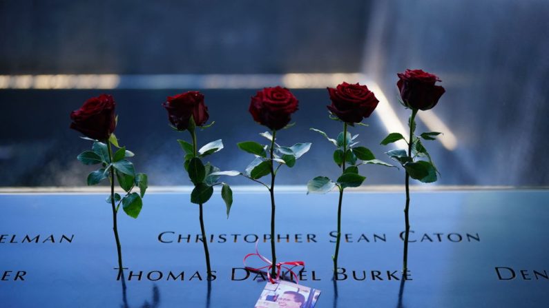 Des roses sont déposées à côté des noms des victimes sur le North Tower Memorial Pool lors du 23e anniversaire de l'attaque terroriste du 11 septembre contre le World Trade Center à Ground Zero, à New York City, le 11 septembre 2024. (ADAM GRAY/AFP via Getty Images)