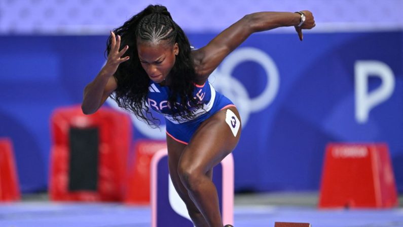 Cyréna Samba-Mayela, médaillée d'argent du 100 m haies aux Jeux olympiques de Paris, est invitée à participer au Grand Slam Track en 2025, a annoncé jeudi ce nouveau circuit de meetings d'athlétisme créé par Michael Johnson. (Photo : ANDREJ ISAKOVIC/AFP via Getty Images)