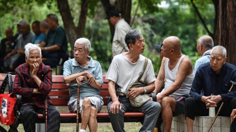 Des personnes âgées se reposent dans un parc à Fuyang, dans la province de l'Anhui, dans l'est de la Chine, le 13 septembre 2024. (STR/AFP via Getty Images)