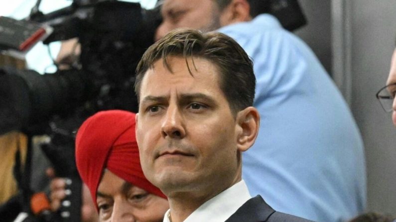 Michael Kovrig et Michael Spavor sont applaudis avant le discours du président américain Joe Biden à la Chambre des communes à Ottawa le 24 mars 2023. (Mandel Ngan/POOL/AFP via Getty Images)