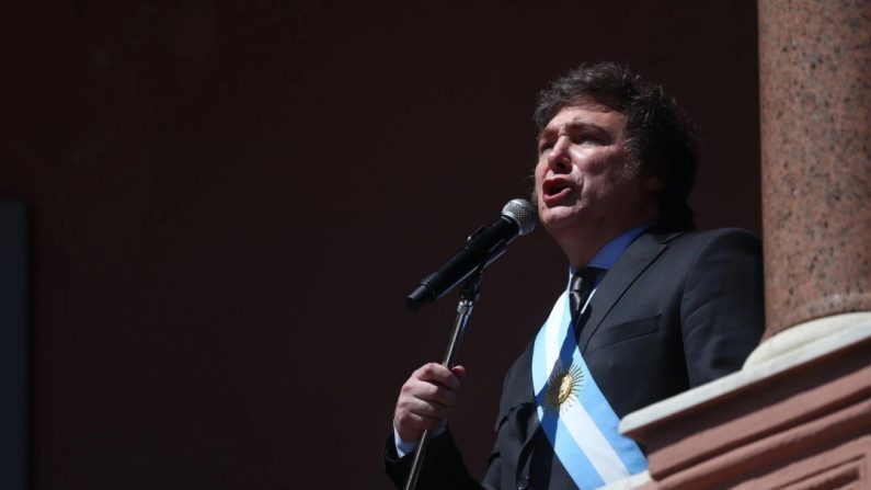 Le président argentin Javier Milei prononce un discours après sa cérémonie d'investiture au palais présidentiel « Casa Rosada » à Buenos Aires, Argentine, le 10 décembre 2023. (Marcos Brindicci/Getty Images)