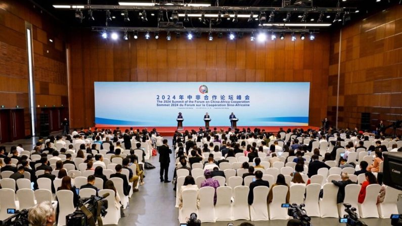 Le ministre chinois des Affaires étrangères, Wang Yi, donne une conférence de presse sous le regard de ses homologues lors du Forum sur la coopération sino-africaine (Forum on China-Africa Cooperation, FOCAC) à Pékin, le 5 septembre 2024. (Greg Baker/AFP via Getty Images)