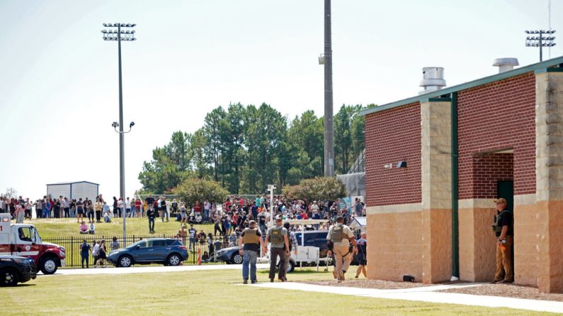 Des étudiants attendent d'être récupérés par leurs parents après la fusillade qui a éclaté à l'Apalachee High School le 4 septembre 2024 à Winder, en Géorgie. (Megan Varner/Getty Images)