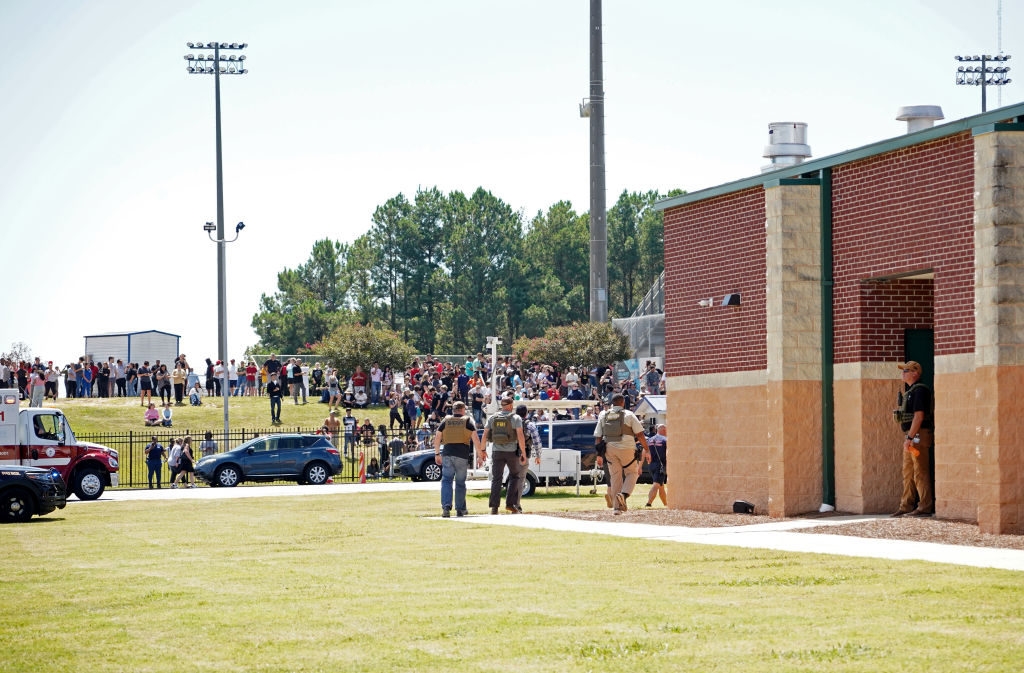 Fusillade dans un lycée aux États-Unis : quatre morts, un suspect de 14 ans en garde à vue