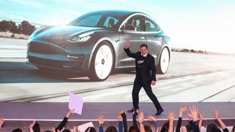 Elon Musk, PDG de Tesla, salue les participants à la cérémonie de livraison du Model 3 fabriqué par Tesla en Chine, à Shanghai, le 7 janvier 2020. (STR/AFP via Getty Images)