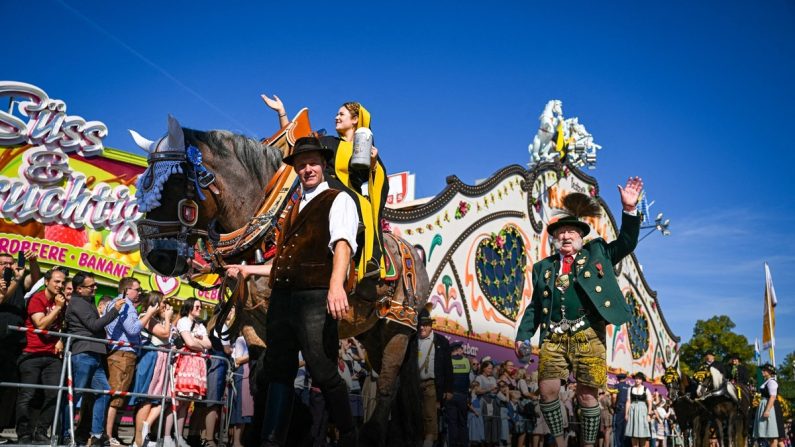 Des personnes portant des vêtements traditionnels bavarois participent à un défilé costumé le jour de l'ouverture du festival de la bière Oktoberfest à Munich, en Allemagne, le 21 septembre 2024. Des milliers d'amateurs de bière participent à la plus grande fête de la bière du monde. Le 189e anniversaire du festival se déroule jusqu'au 6 octobre sur le champ de foire Theresienwiese. (Kirill Kudryavtsev/AFP via Getty Images)