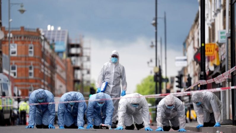 Des agents de la police scientifique recherchent des preuves après une fusillade à l'extérieur d'un café qui a blessé une fillette de 9 ans à Dalston, dans l'est de Londres, le 30 mai 2024. James Manning/PA Wire