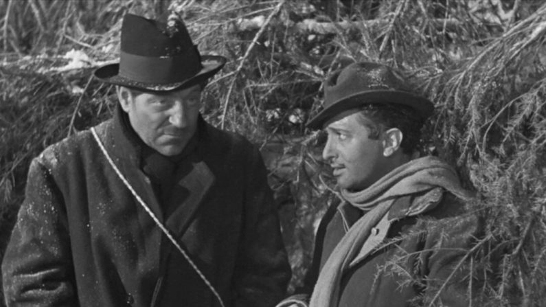 Le lieutenant Maréchal (Jean Gabin, à gauche) se lie d'amitié avec Rosenthal (Marcel Dalio), dans « La Grande Illusion ». (Réalisation d'Art Cinématographique)