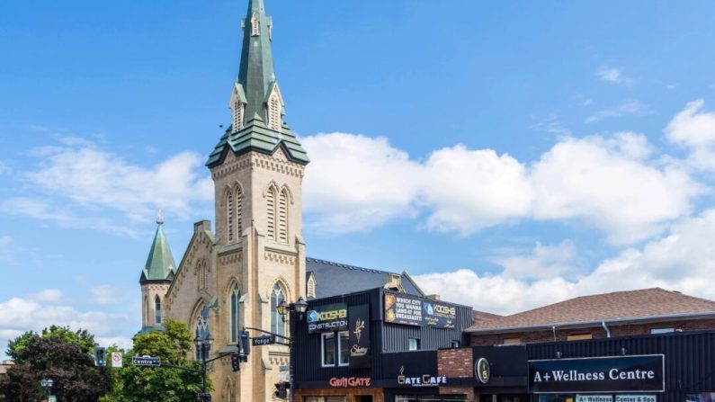 Vue de la rue Yonge à Richmond Hill, en Ontario. À la fin des années 1700, une colonie royaliste française connue sous le nom de Puisaye Town s'est établie dans la ville actuelle de Richmond Hill, mais elle n'a pas duré longtemps. (JossK/Shutterstock)