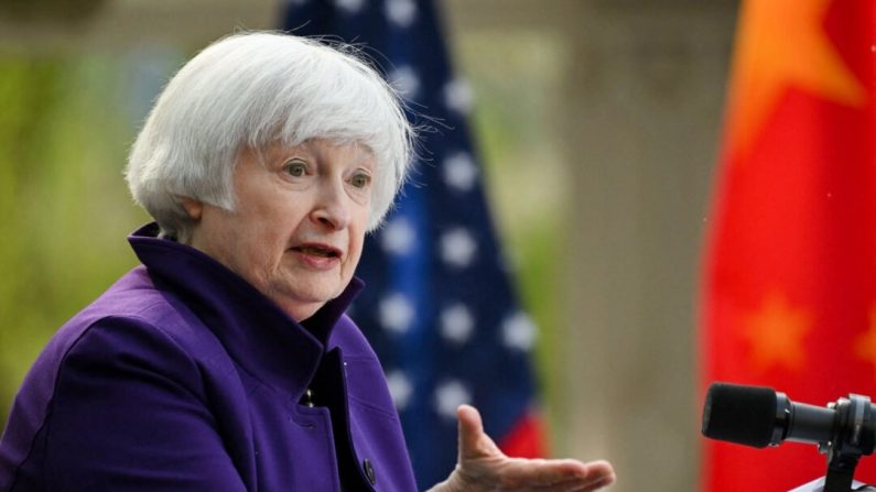 La secrétaire au Trésor américain Janet Yellen participe à une conférence de presse à la résidence de l'ambassadeur des États-Unis à Pékin, le 8 avril 2024. (Pedro Pardo/AFP via Getty Images)