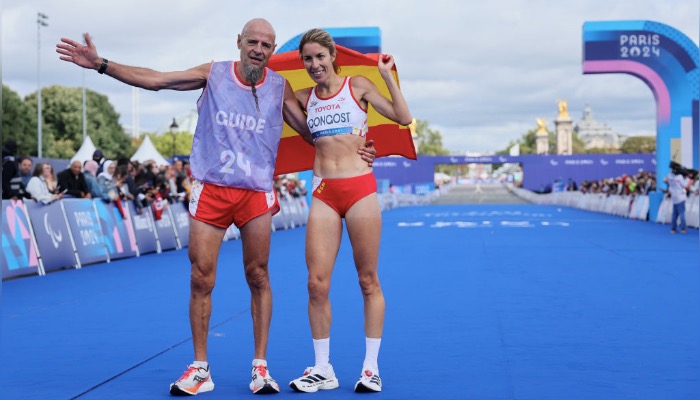 Elena Congost et son guide Mia Carol Bruguera, le 8 septembre 2024. (Andy Lyons/Getty Images)