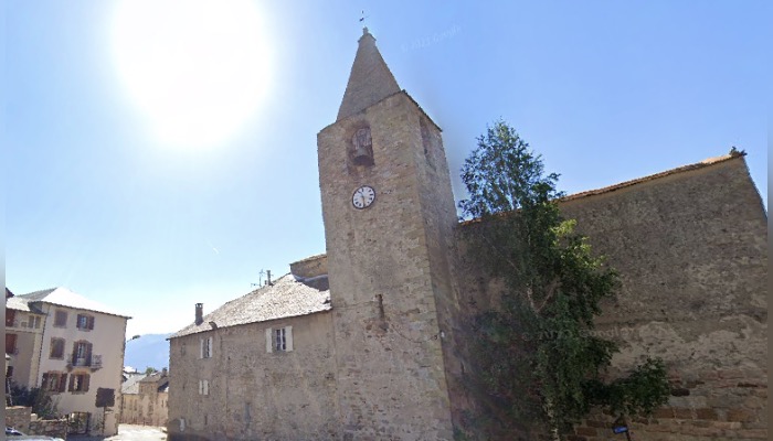 Pyrénées-Orientales : le toit de l'église du village d'Odeillo prend feu soudainement