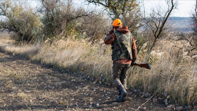 Les trois chasseurs sont traumatisés. (Photo : Budjak Studio/Shutterstock)