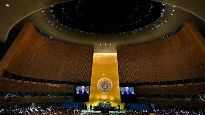 Le président Joe Biden s'exprime lors de la 79e session de l'Assemblée générale des Nations unies au siège des Nations unies à New York, le 24 septembre 2024. Lors de son discours, Joe Biden a plaidé en faveur d'une Organisation des Nations unies plus forte et plus efficace, et d'un Conseil de sécurité des Nations unies réformé et élargi. (Timothy A. Clary/AFP via Getty Images)