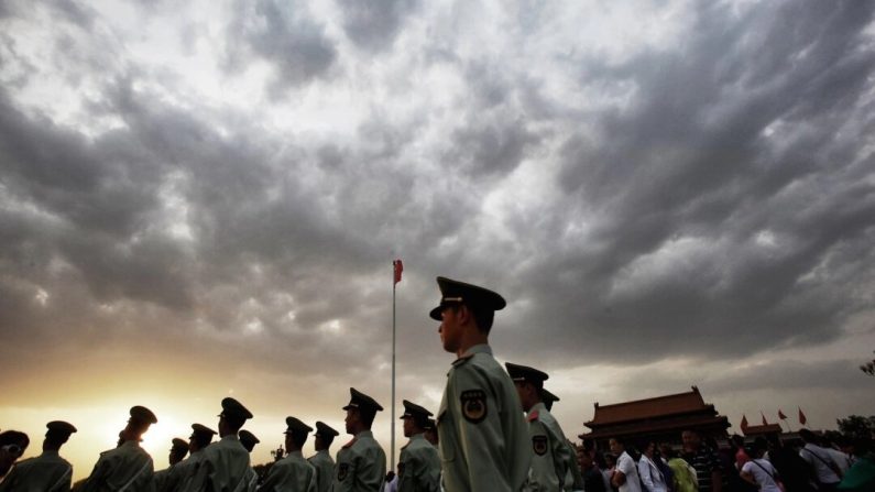 Des policiers paramilitaires patrouillent sur la place Tiananmen à l'extérieur de la Cité interdite, ancien palais impérial depuis le milieu de la dynastie des Ming jusqu'à la fin de la dynastie des Qing, à Pékin le 18 mai 2011. (Feng Li/Getty Images)