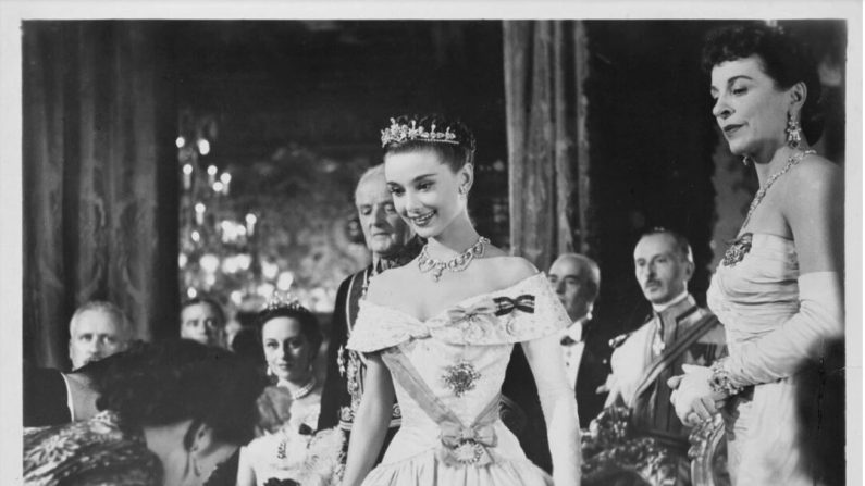 La princesse Ann (Audrey Hepburn) montre comment être un vrai monarque, dans « Vacances romaines ». (MovieStillsDB)