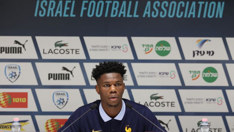 En l'absence de Kylian Mbappé, Aurélien Tchouaméni portera le brassard de capitaine de l'équipe de France jeudi face à Israël, à Budapest, lors de la 3e journée de la Ligue des nations, a annoncé la FFF mercredi.(Photo : FRANCK FIFE/AFP via Getty Images)