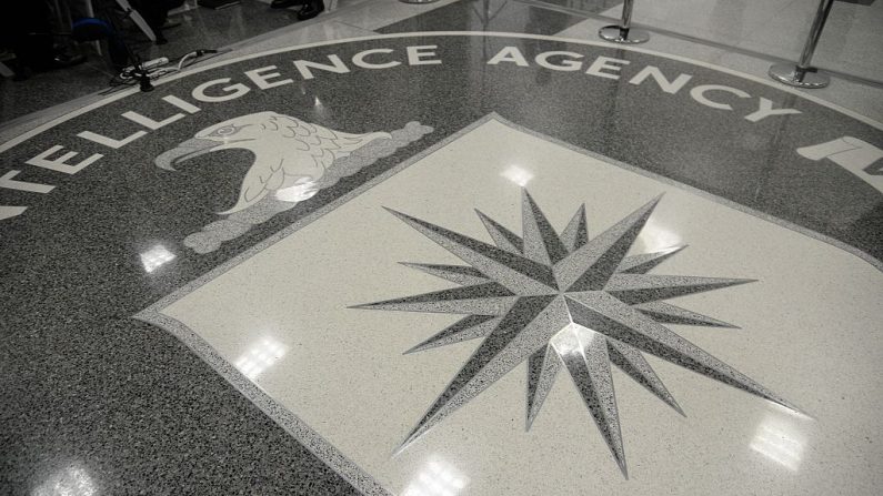 Le logo de la CIA au siège de la CIA à Langley, en Virginie, le 21 janvier 2017. (Olivier Doulier/Pool/Getty Images)