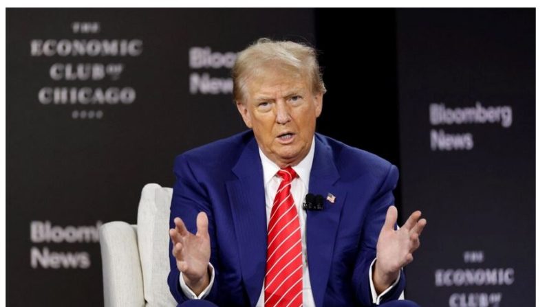 Donald Trump donne une interview à John Micklethwait, rédacteur en chef de Bloomberg, au Economic Club de Chicago, le 15 octobre 2024. (Kamil Krzaczynski/AFP via Getty Images)