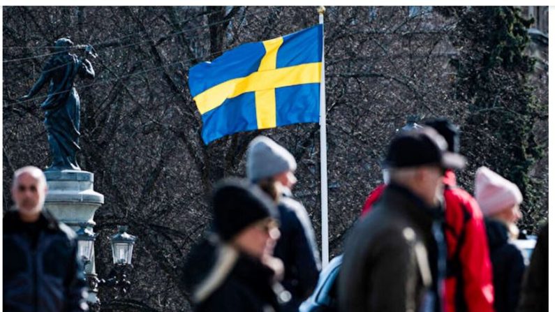 Le drapeau suédois flotte à Stockholm, le 4 avril 2020. (Jonathan Nackstrand/AFP via Getty Images)