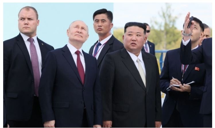 Le président russe Vladimir Poutine et le dirigeant nord-coréen Kim Jong-un (au c. à dr.) visitent la base de lancement Vostochny, dans l’oblast russe de l’Amour, le 13 septembre 2023. (Mikhail Metzel/POOL/AFP via Getty Images)