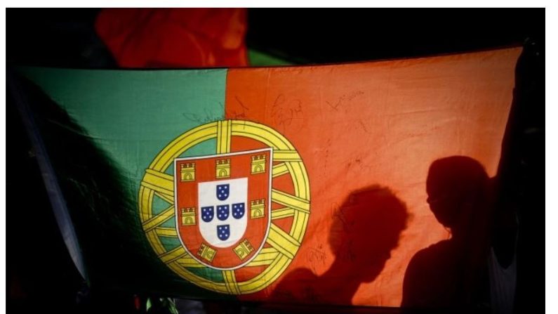 Le drapeau national portugais à Lisbonne, capitale du Portugal, le 27 juin 2012 (Patricia de Melo Moreira/AFP/GettyImages)