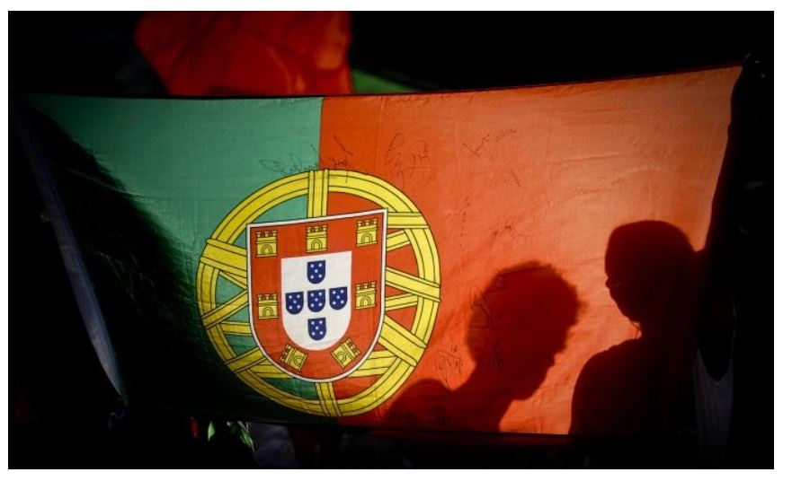 Le gouvernement portugais propose des réductions d'impôts de 100 % pour les moins de 35 ans afin de réduire l'émigration