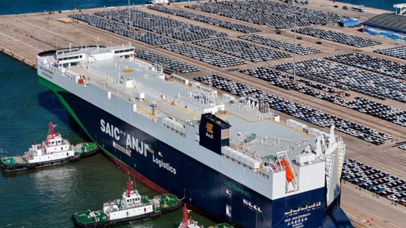 Des voitures pour l'exportation attendent d'être chargées sur le « SAIC Anji Eternity », un navire de fabrication nationale destiné à exporter des automobiles chinoises, au port de Yantai, dans la province de Shandong, en Chine, le 15 mai 2024. (STR/AFP via Getty Images)