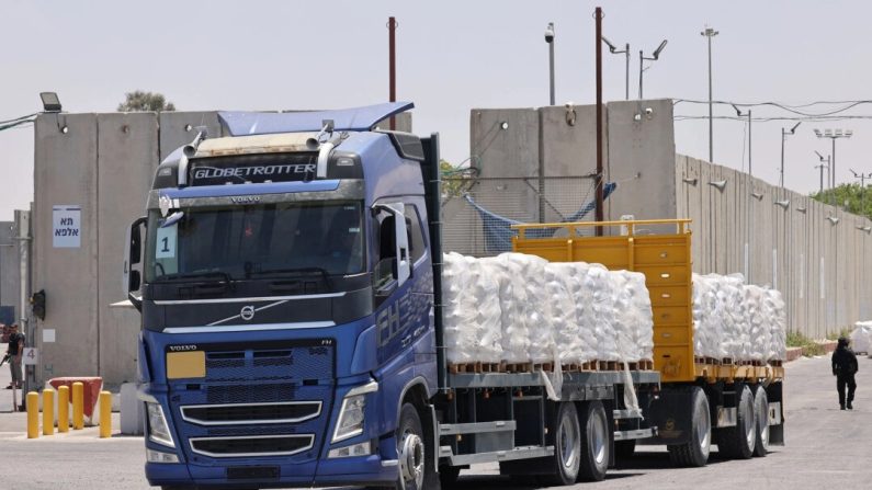 Un camion transporte de l'aide humanitaire pour la bande de Gaza au poste frontière de Kerem Shalom (Karm Abu Salem) entre le sud d'Israël et Gaza, le 30 mai 2024, dans le cadre du conflit en cours dans le territoire palestinien entre Israël et le groupe militant du Hamas. (Jack Guez/AFP via Getty Images)