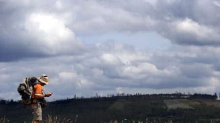 Il se fait passer pour un pèlerin de Compostelle très serviable et s’enfuit en dérobant une voiture et une carte bleue