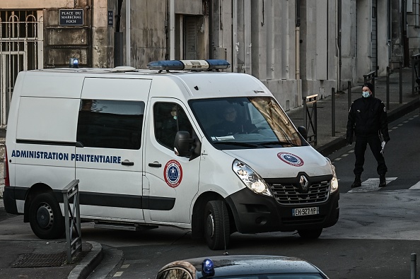 Un fourgon pénitentiaire transportant le chirurgien à la retraite Joël Le Scouarnec, accusé de viols et d'abus sexuels, arrive au palais de justice de Saintes, en 2020. (PHILIPPE LOPEZ/AFP via Getty Images)