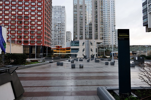 Une vue de l'esplanade Beaugrenelle dans le 15e arrondissement de Paris. (THOMAS COEX/AFP via Getty Images)