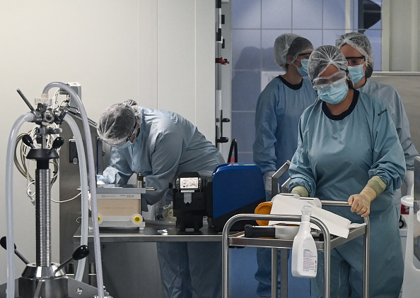 Des ingénieurs de Fabentech travaillent dans le laboratoire de l'usine du groupe à Saint-Priest, près de Lyon, le 25 mars 2021. (PHILIPPE DESMAZES/AFP via Getty Images)