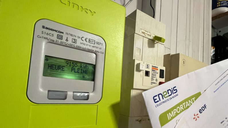 Un compteur électrique et une facture de la société EDF Enedis (DENIS CHARLET/AFP via Getty Images)