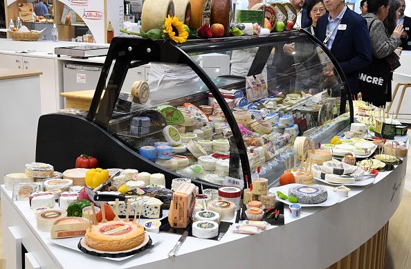 Différents types de fromages sont présentés au Salon international de l'alimentation Paris 2022 (SIAL). (ERIC PIERMONT/AFP via Getty Images)