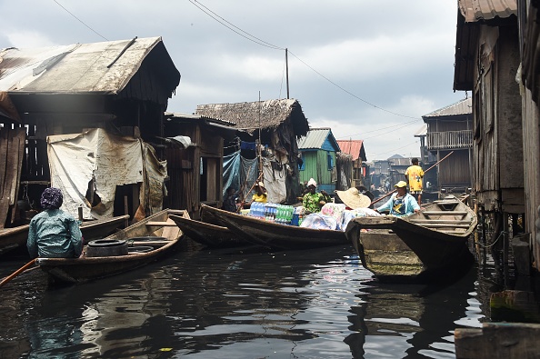 Le bidonville de Makoko à Lagos, la capitale commerciale du Nigeria, le 19 octobre 2022. - Lagos et d'autres villes africaines s'apprêtent à connaître une croissance rapide qui en fera l'une des nouvelles mégapoles du monde. Lagos, qui est déjà la ville la plus peuplée d'Afrique avec environ 20 millions d'habitants, souffre déjà d'une circulation dense et de services médiocres qui répondent à peine aux besoins d'une ville tentaculaire où les enclaves riches situées au bord de l'eau voisinent avec des quartiers pauvres encombrés. (Photo PIUS UTOMI EKPEI/AFP via Getty Images)