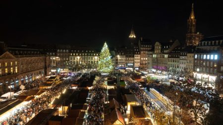 Marché de Noël de Strasbourg : le grand sapin installé place Kléber