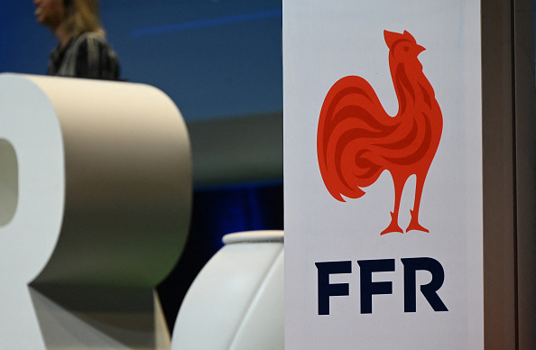 Le logo de la Fédération française de rugby (FFR) lors du congrès annuel de la FFR au Grand Palais de Lille, le 1er juillet 2023. Le nouveau président de la FFR Florian Grill, élu le 14 juin 2023 à ce poste, a annoncé vouloir développer un nouveau projet sur huit à dix ans.  (Photo DENIS CHARLET/AFP via Getty Images)