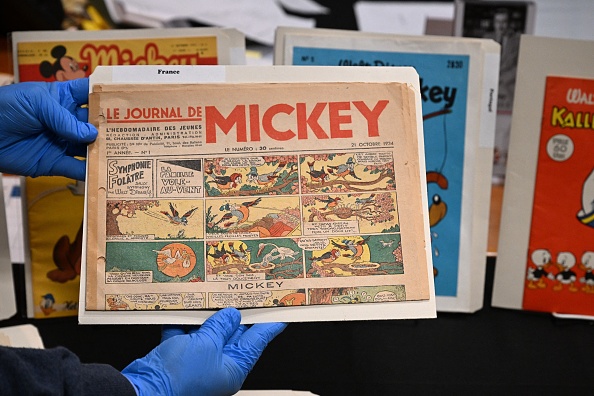 Le Journal de Mickey, la première bande dessinée francophone de Mickey Mouse publiée en 1934, est exposée lors d'une visite médiatique des archives Walt Disney le 20 juin 2023 au parc Disney Studio, à Burbank en Californie. (Photo ROBYN BECK/AFP via Getty Images)