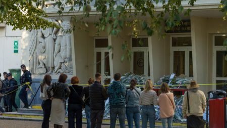 Un an après l’assassinat de Dominique Bernard, hommages à l’enseignant tué par un élève radicalisé