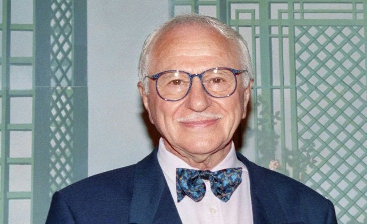 Le vétérinaire Michel Klein pose après avoir été décoré de la Légion d'honneur à Paris, le 2 juin 1994. (GERARD FOUET/AFP via Getty Images)