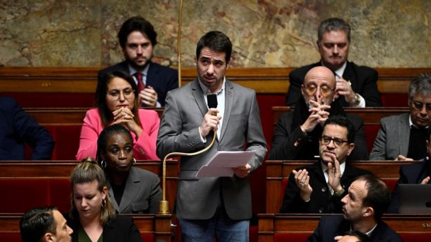 Le député LFI Andy Kerbrat a été pris en flagrant délit d’achat de stupéfiants, mais assure qu’il va se soigner