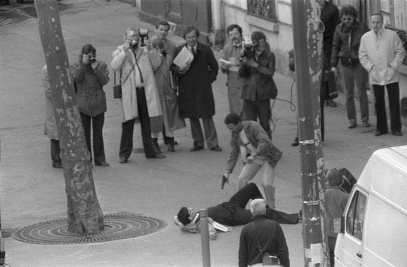 La police et le juge Jean-Louis Bruguière (5e à g., avec un manteau sombre) dirigent la reconstitution d'une fusillade qui a eu lieu le 31 mai 1983, avenue Trudaine à Paris, tuant deux policiers, Émile Gondry et Claude Caïola, et en blessant un autre, Guy Hade, le 28 avril 1985 à Paris. (Photo BOUCHON/AFP via Getty Images)