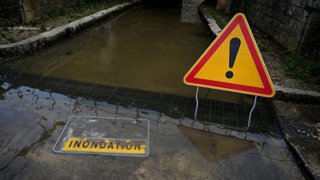 Pluie-inondations : onze départements du Gard au Jura placés en vigilance orange