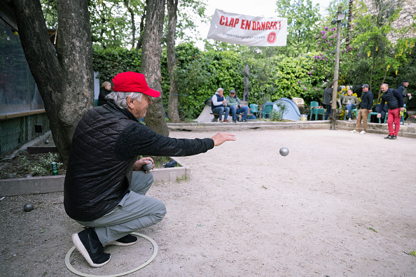 Un joueur de pétanque s'entraîne au club de pétanque Montmartre CLAP à Paris le 21 avril 2024. (Photo MIGUEL MEDINA/AFP via Getty Images)